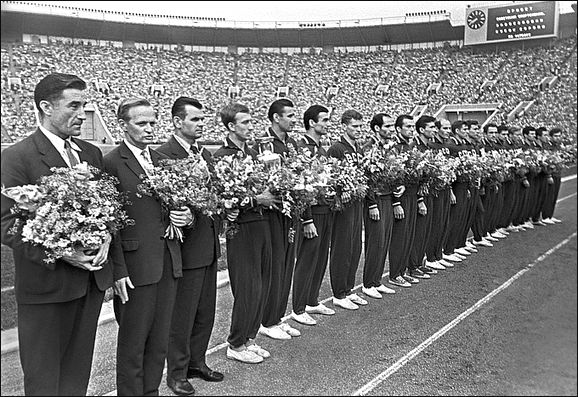 Под руководством своего тренера эти парни выиграли Кубок Европы в 1960 году