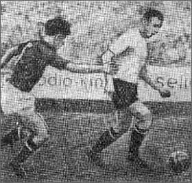 С мячом австрийский нападающий Зенекович. Его преследует В. Воронин