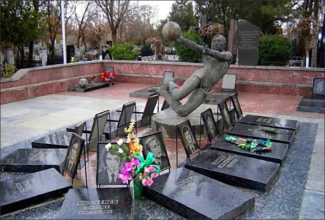 Памятник погибшим футболистам