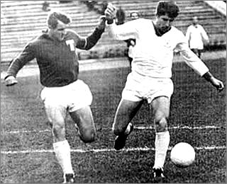 Конец 60-х. Капитан "Торпедо" Виктор Шустиков (слева) и капитан минского "Динамо" Эдуард Малофеев.