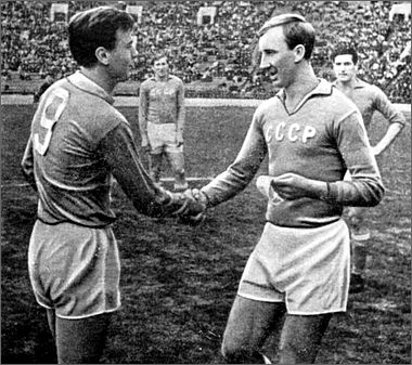 16 мая 1965 г. Игорь Нетто, прощаясь с большим футболом, передает капитанскую повязку сборной команды СССР Валентину Иванову.