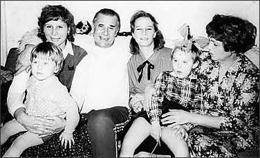 Лев Иванович Яшин с женой, дочерьми и внуками